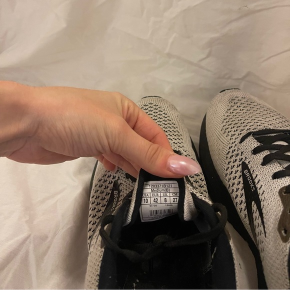 Women’s Brooks Revel 4 White/Black - Picture 5 of 8